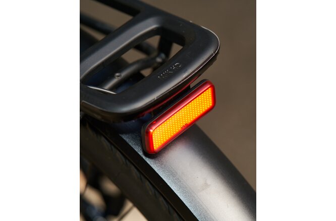 Feu arrière Knog Blinder E RH 50 fixation porte-bagages 50 et 80 mm